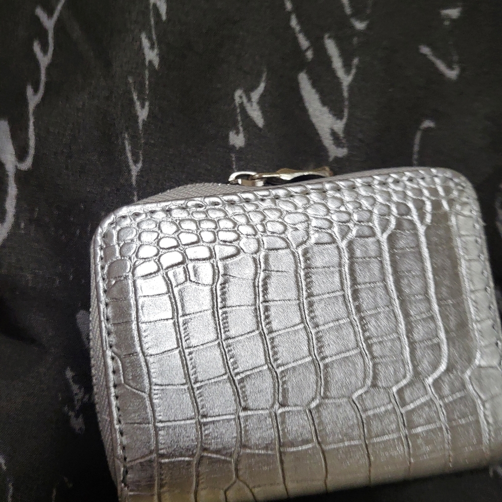 Elegant Silver Crocodile-Embossed Women's Wallet